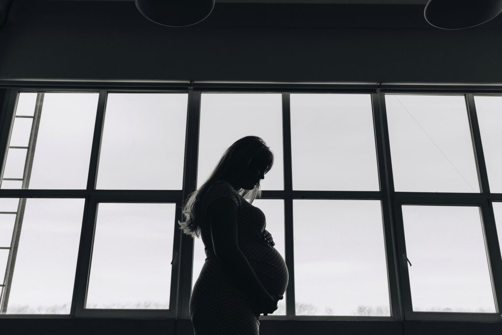 Деликатная съемка беременных в студии
