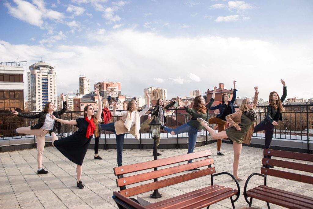 Танцы на крыше песня. Компания людей на улице. Фотосессия в городских локациях. Нестандартные фотосессии. Стильные локации для съемки в Москве.